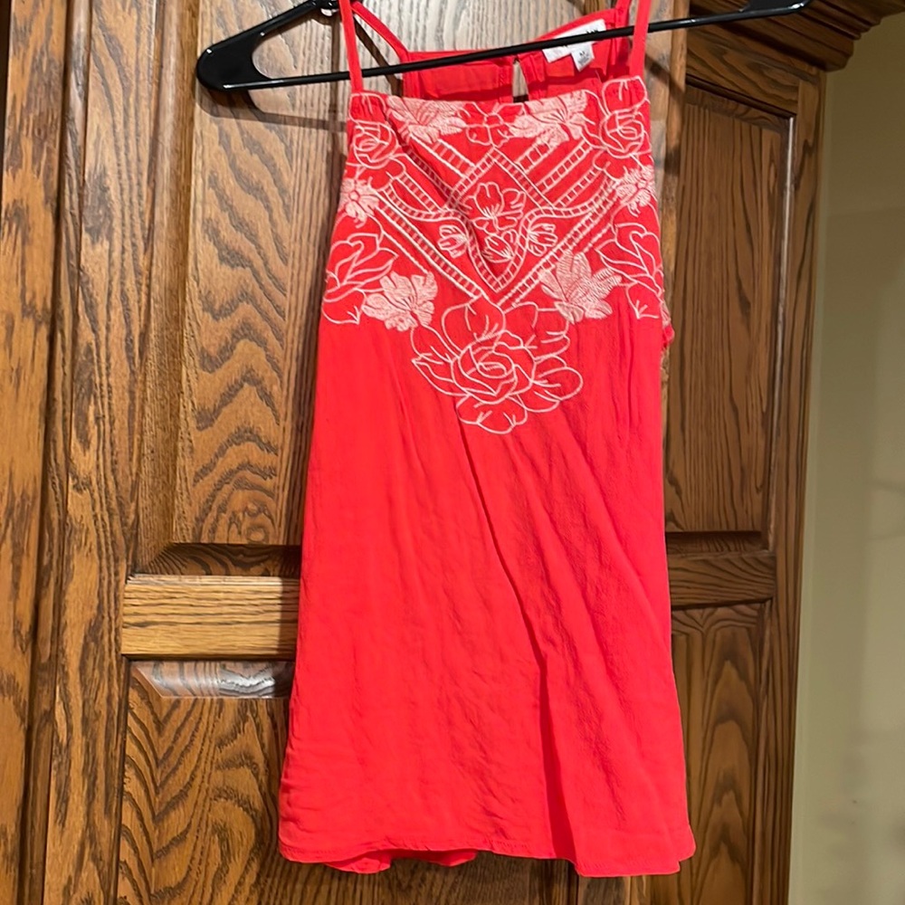 Woman’s eyeshadow tank top